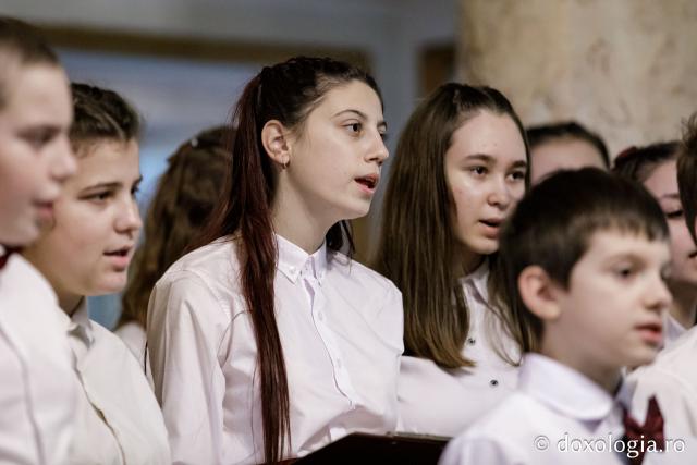 (Foto) Parohia „Sfinții Voievozi” din satul Zahoreni – Colindători la Reședința Mitropolitană 2024