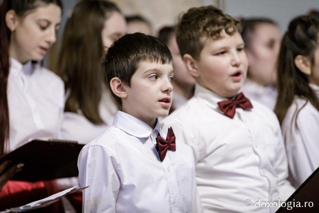 (Foto) Parohia „Sfinții Voievozi” din satul Zahoreni – Colindători la Reședința Mitropolitană 2024