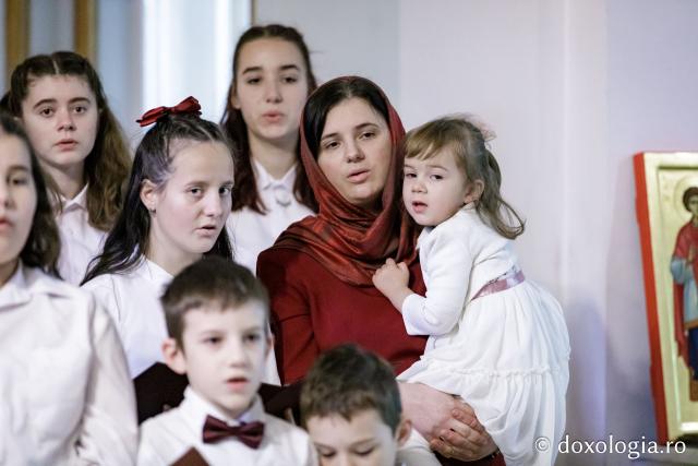(Foto) Parohia „Sfinții Voievozi” din satul Zahoreni – Colindători la Reședința Mitropolitană 2024