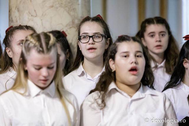 (Foto) Parohia „Sfinții Voievozi” din satul Zahoreni – Colindători la Reședința Mitropolitană 2024