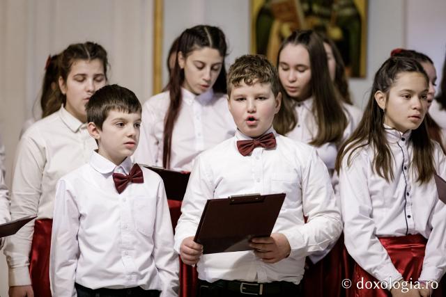 (Foto) Parohia „Sfinții Voievozi” din satul Zahoreni – Colindători la Reședința Mitropolitană 2024