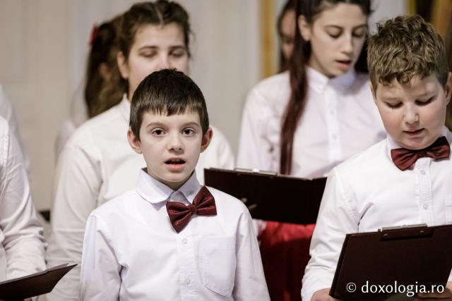 (Foto) Parohia „Sfinții Voievozi” din satul Zahoreni – Colindători la Reședința Mitropolitană 2024
