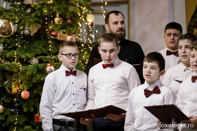 (Foto) Parohia „Sfinții Voievozi” din satul Zahoreni – Colindători la Reședința Mitropolitană 2024