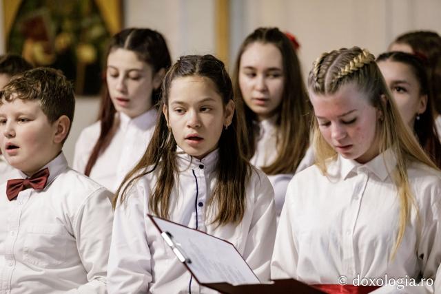 (Foto) Parohia „Sfinții Voievozi” din satul Zahoreni – Colindători la Reședința Mitropolitană 2024