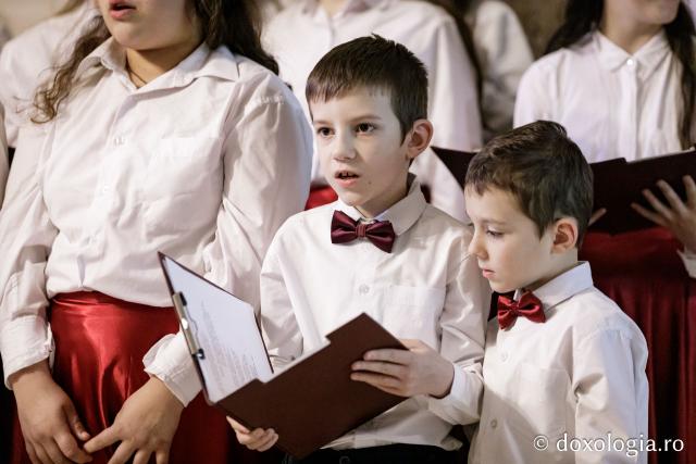 (Foto) Parohia „Sfinții Voievozi” din satul Zahoreni – Colindători la Reședința Mitropolitană 2024