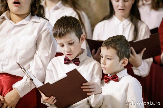 (Foto) Parohia „Sfinții Voievozi” din satul Zahoreni – Colindători la Reședința Mitropolitană 2024
