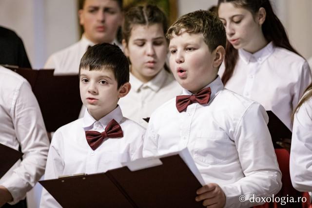 (Foto) Parohia „Sfinții Voievozi” din satul Zahoreni – Colindători la Reședința Mitropolitană 2024