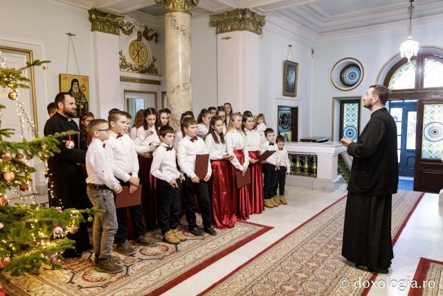 (Foto) Parohia „Sfinții Voievozi” din satul Zahoreni – Colindători la Reședința Mitropolitană 2024
