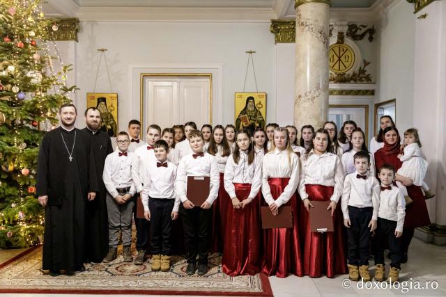 (Foto) Parohia „Sfinții Voievozi” din satul Zahoreni – Colindători la Reședința Mitropolitană 2024