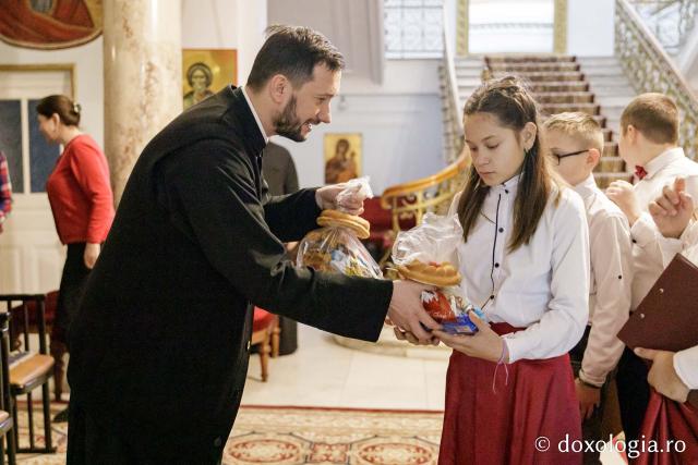 (Foto) Parohia „Sfinții Voievozi” din satul Zahoreni – Colindători la Reședința Mitropolitană 2024