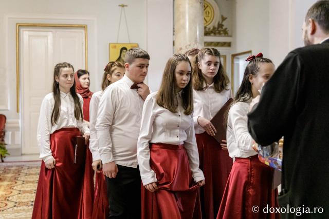 (Foto) Parohia „Sfinții Voievozi” din satul Zahoreni – Colindători la Reședința Mitropolitană 2024