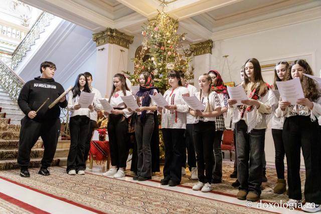 Școala „Anastasie Barbu” din satul Tabăra, comuna Bivolari – Colindători la Reședința Mitropolitană 2024 (Foto) Școala „Anastasie Barbu” din satul Tabăra, comuna Bivolari – Colindători la Reședința Mitropolitană 2024