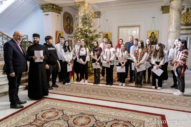 (Foto) Școala „Anastasie Barbu” din satul Tabăra, comuna Bivolari – Colindători la Reședința Mitropolitană 2024