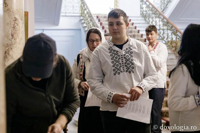 (Foto) Școala „Anastasie Barbu” din satul Tabăra, comuna Bivolari – Colindători la Reședința Mitropolitană 2024