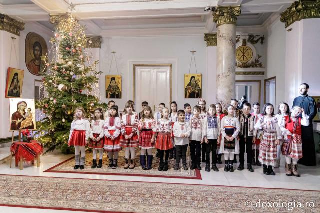 (Foto) Școala Gimnazială „Alexandru cel Bun” din Iași – Colindători la Reședința Mitropolitană 2024