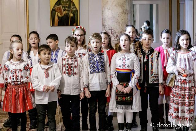 (Foto) Școala Gimnazială „Alexandru cel Bun” din Iași – Colindători la Reședința Mitropolitană 2024