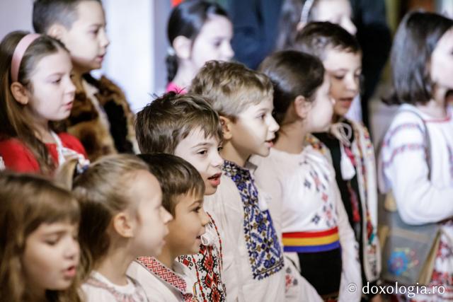 (Foto) Școala Gimnazială „Alexandru cel Bun” din Iași – Colindători la Reședința Mitropolitană 2024