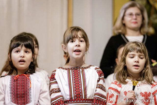(Foto) Școala Gimnazială „Alexandru cel Bun” din Iași – Colindători la Reședința Mitropolitană 2024