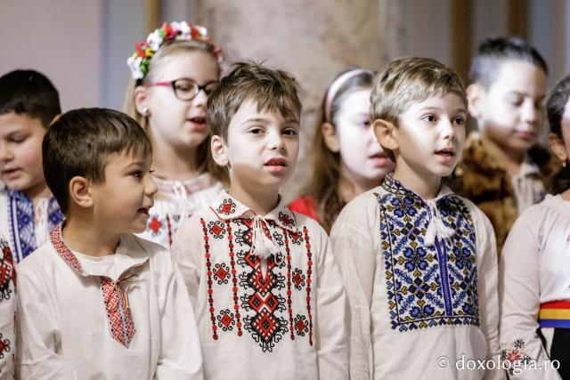 (Foto) Școala Gimnazială „Alexandru cel Bun” din Iași – Colindători la Reședința Mitropolitană 2024