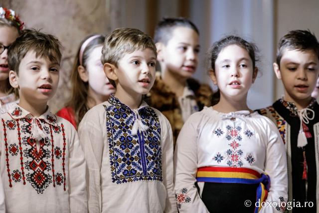 (Foto) Școala Gimnazială „Alexandru cel Bun” din Iași – Colindători la Reședința Mitropolitană 2024