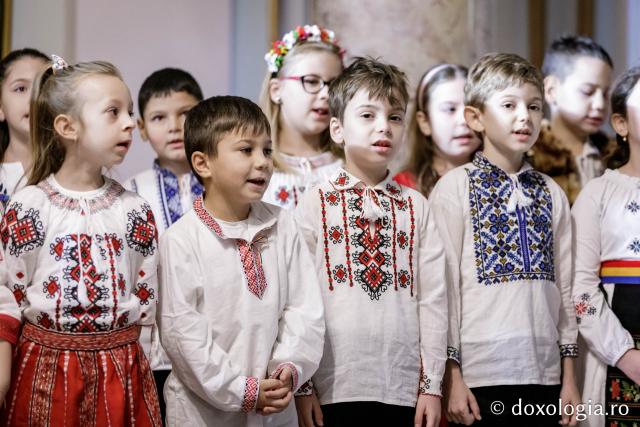 (Foto) Școala Gimnazială „Alexandru cel Bun” din Iași – Colindători la Reședința Mitropolitană 2024