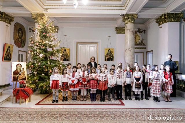 (Foto) Școala Gimnazială „Alexandru cel Bun” din Iași – Colindători la Reședința Mitropolitană 2024