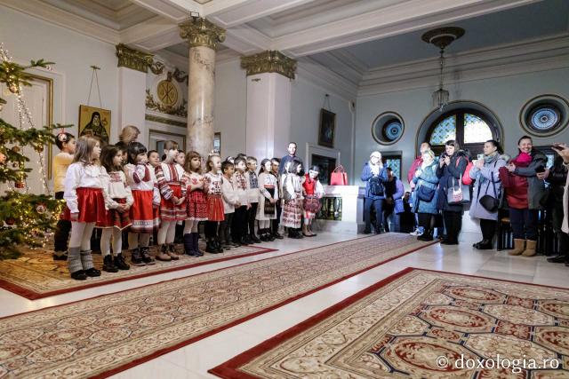(Foto) Școala Gimnazială „Alexandru cel Bun” din Iași – Colindători la Reședința Mitropolitană 2024