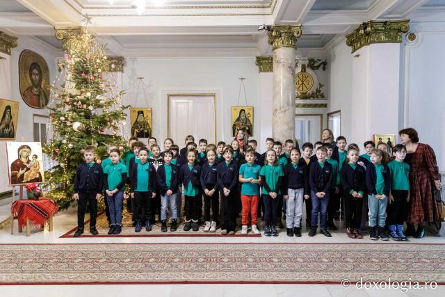(Foto) Școala Primară Euroed – Colindători la Reședința Mitropolitană 2024
