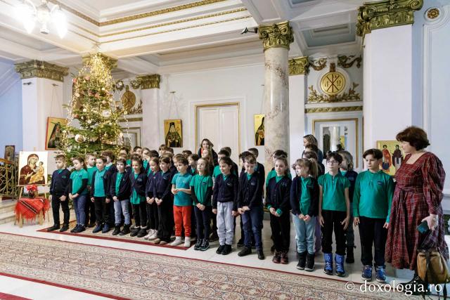 (Foto) Școala Primară Euroed – Colindători la Reședința Mitropolitană 2024