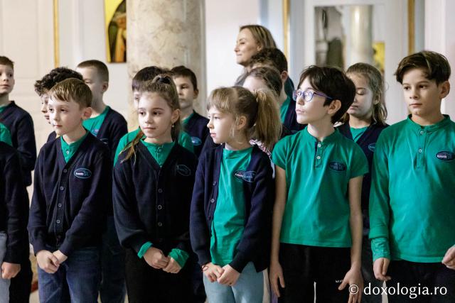 (Foto) Școala Primară Euroed – Colindători la Reședința Mitropolitană 2024