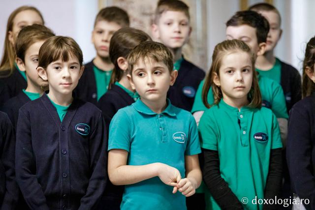 (Foto) Școala Primară Euroed – Colindători la Reședința Mitropolitană 2024