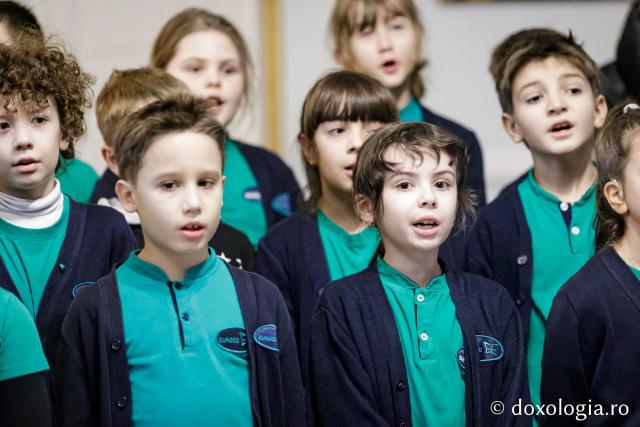 (Foto) Școala Primară Euroed – Colindători la Reședința Mitropolitană 2024