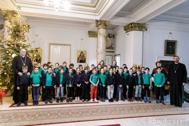 (Foto) Școala Primară Euroed – Colindători la Reședința Mitropolitană 2024