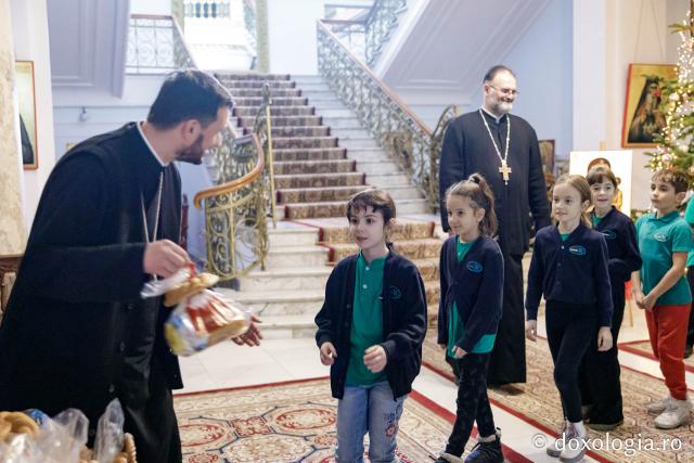 (Foto) Școala Primară Euroed – Colindători la Reședința Mitropolitană 2024