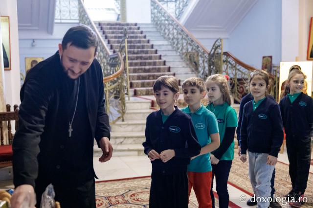 (Foto) Școala Primară Euroed – Colindători la Reședința Mitropolitană 2024
