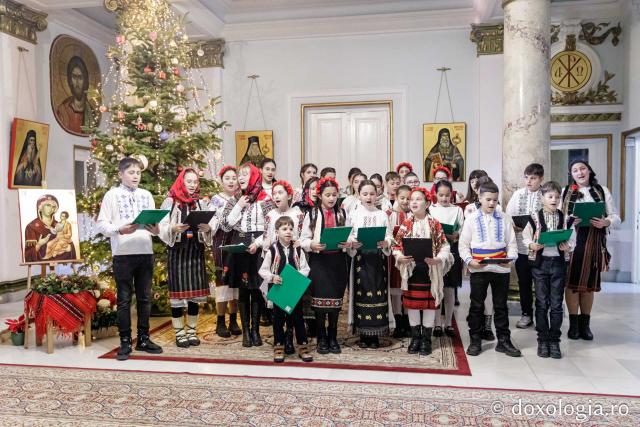 (Foto) Școala Timișești, Neamț – Colindători la Reședința Mitropolitană 2024