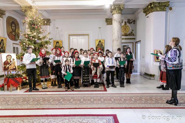 (Foto) Școala Timișești, Neamț – Colindători la Reședința Mitropolitană 2024