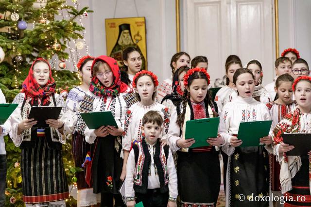 (Foto) Școala Timișești, Neamț – Colindători la Reședința Mitropolitană 2024