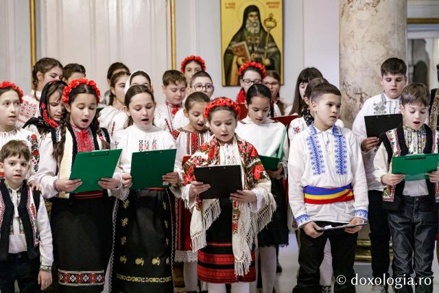 (Foto) Școala Timișești, Neamț – Colindători la Reședința Mitropolitană 2024
