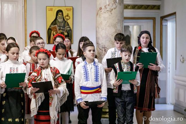 (Foto) Școala Timișești, Neamț – Colindători la Reședința Mitropolitană 2024
