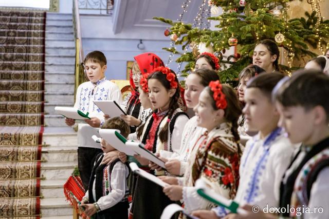 (Foto) Școala Timișești, Neamț – Colindători la Reședința Mitropolitană 2024