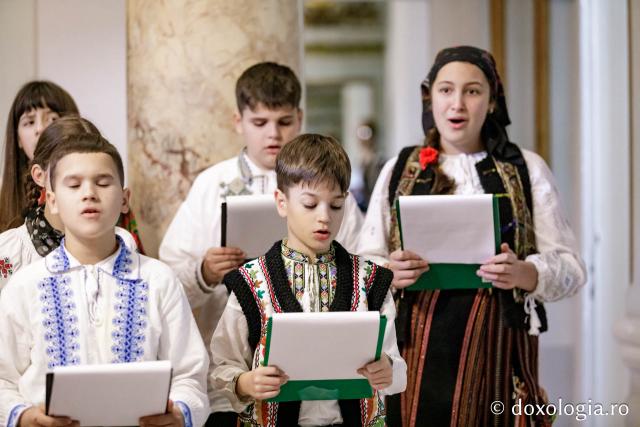 (Foto) Școala Timișești, Neamț – Colindători la Reședința Mitropolitană 2024