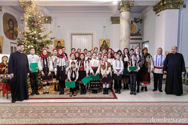 (Foto) Școala Timișești, Neamț – Colindători la Reședința Mitropolitană 2024