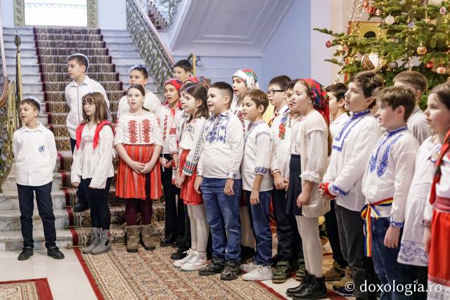 (Foto) Școala „Ion Simionescu” din Iași – Colindători la Reședința Mitropolitană 2024