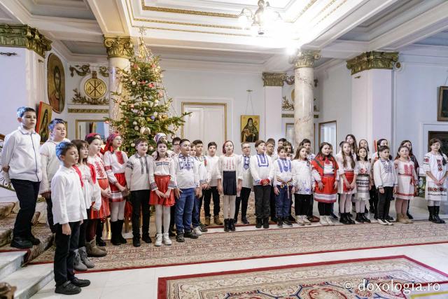 (Foto) Școala „Ion Simionescu” din Iași – Colindători la Reședința Mitropolitană 2024