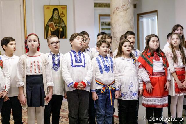 (Foto) Școala „Ion Simionescu” din Iași – Colindători la Reședința Mitropolitană 2024