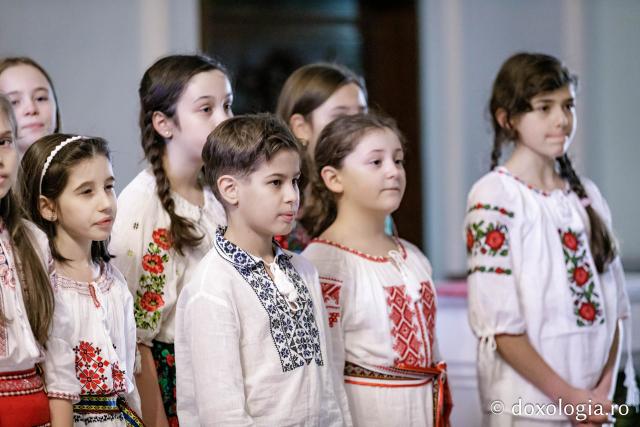 (Foto) Școala „Ion Simionescu” din Iași – Colindători la Reședința Mitropolitană 2024