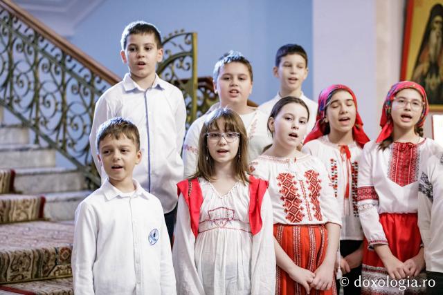 (Foto) Școala „Ion Simionescu” din Iași – Colindători la Reședința Mitropolitană 2024