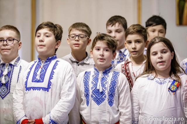(Foto) Școala „Ion Simionescu” din Iași – Colindători la Reședința Mitropolitană 2024