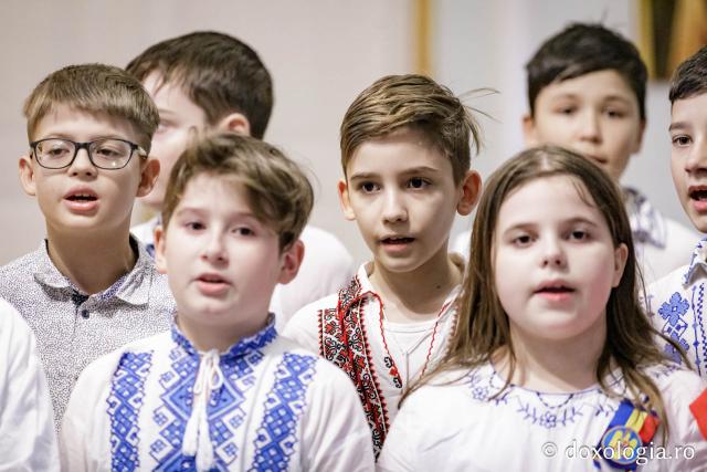 (Foto) Școala „Ion Simionescu” din Iași – Colindători la Reședința Mitropolitană 2024